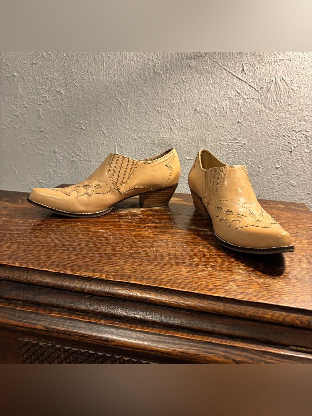 Reba Booties Shoes 8
Western Leather Tan Pointed Toe Cutout Rodeo Ankle Boots